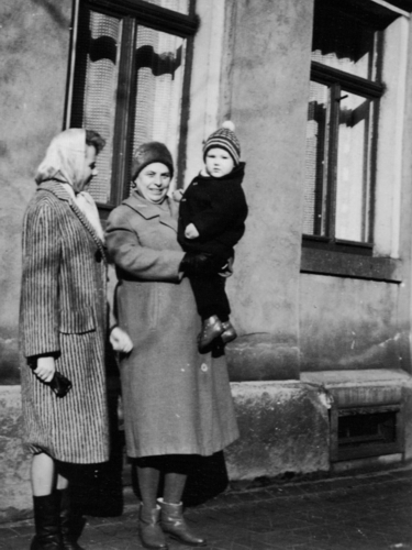 1966 В Дрездене с бабушкой
